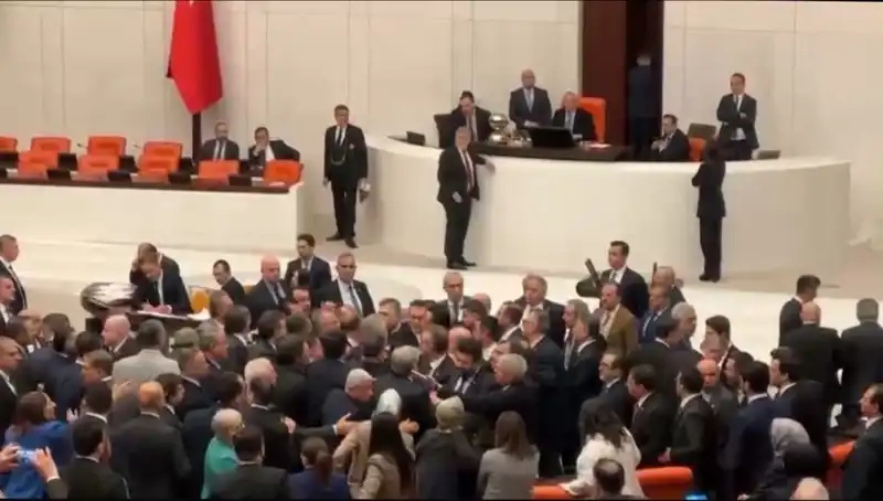 Mecliste Şok Gelişme: Emekli İkramiyesi Tartışmaların Ortasına Düştü!