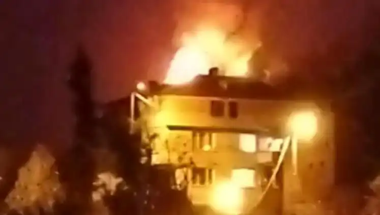 Saman Dolu Çatıda Çıkan Yangın, Mahalleliyi Paniğe Sürükledi