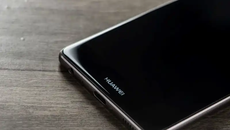 Huawei, Son Teknoloji Katlanabilir Telefonunu Piyasaya Sürdü!