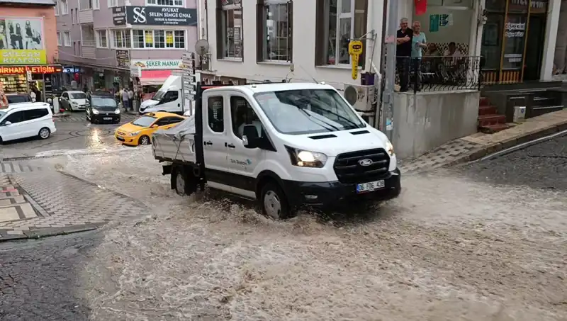 10 Dakikada Gelen Sağanak, Şehri Su Altında Bıraktı: Tüm Detaylar Burada!