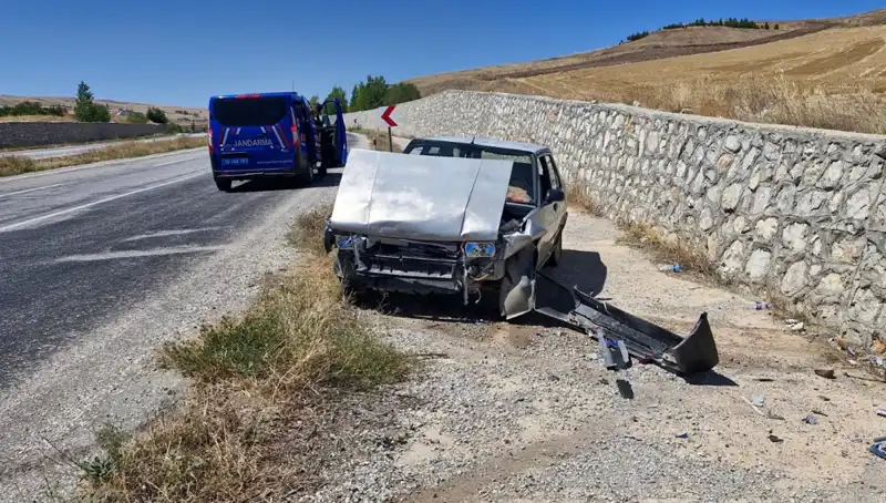 Kontrolden Çıkan Otomobilin Duvara Çarpması Sonucu 2 Kişi Yaralandı