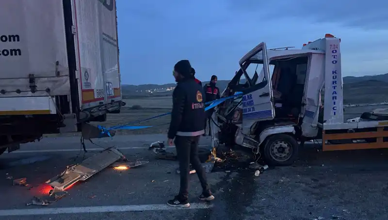 Yardım İçin Duran İnsana Arkadan Çarpan Çekici Kaza Yaptı