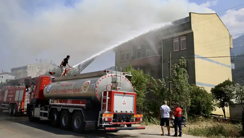 Çatı Katında Patlayan Yangın Korku Dolu Anlar Yaşattı