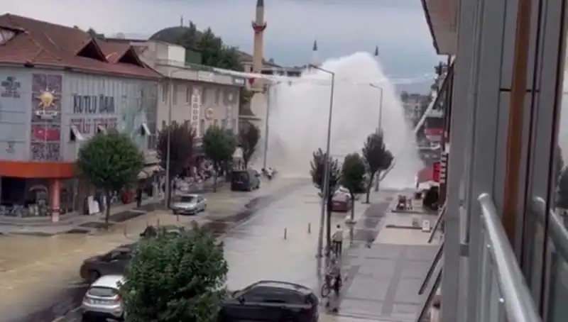 İçme Suyu Hattı Patladı: Şehirde Su Fırtınası Yaşandı!