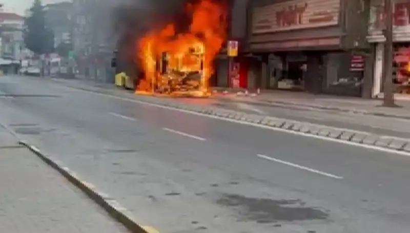 Ümraniye’de Korku Dolu Anlar: Bir Anda Alev Alan Bina Tüm Dikkatleri Üzerine Çekti