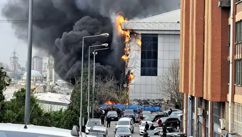 Başakşehir'deki Sanayi Sitesinde Korkutan Yangın: Olayın Detayları Açıklandı