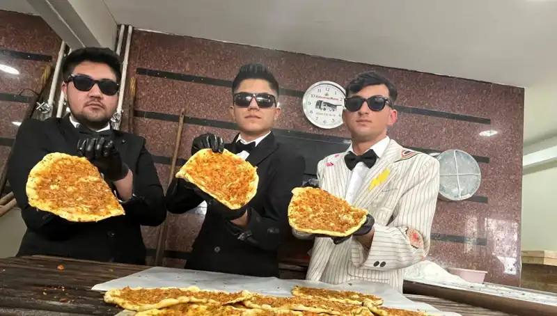 Takım Elbiseli Fırıncıların Şaşırtan Gösterisi: Şehirde Yeni Bir Fenomen!