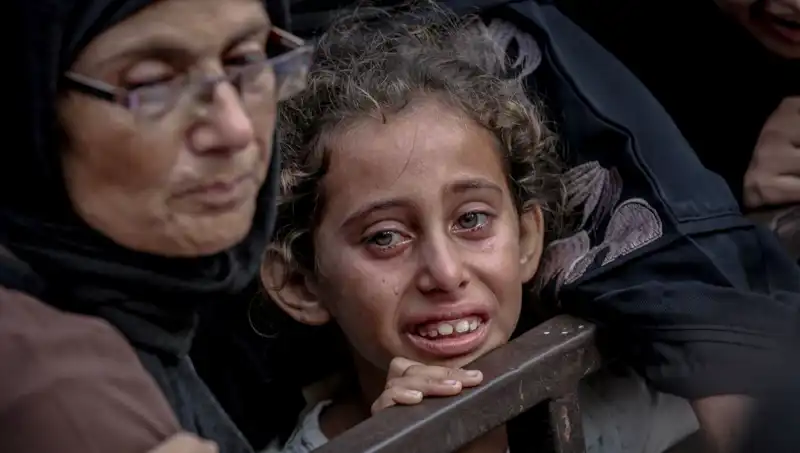 Gazze'de Açlık Krizi: İsrail Askerinin Yemeği Toprağa Gömmesi Üzerine Tartışmalar