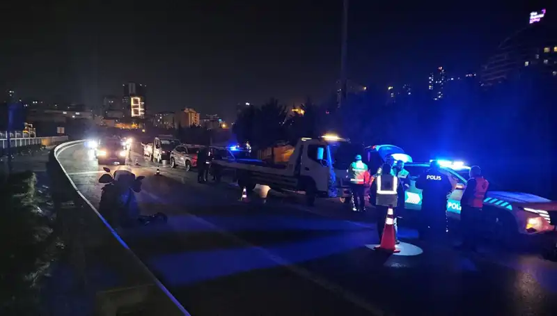 TEM Otoyolu’nda Dehşet Veren Kaza: Yatan Kişi Metrelerce Sürtüldü