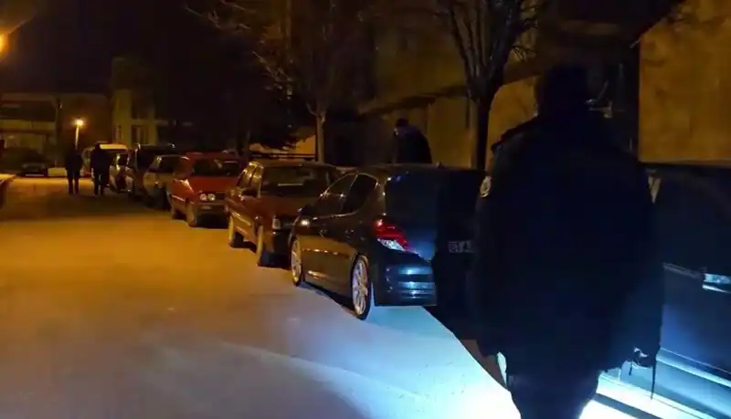 Park Halindeki Araçlara Çizen Vandal, Kaçarken Kameralara Yakalandı!