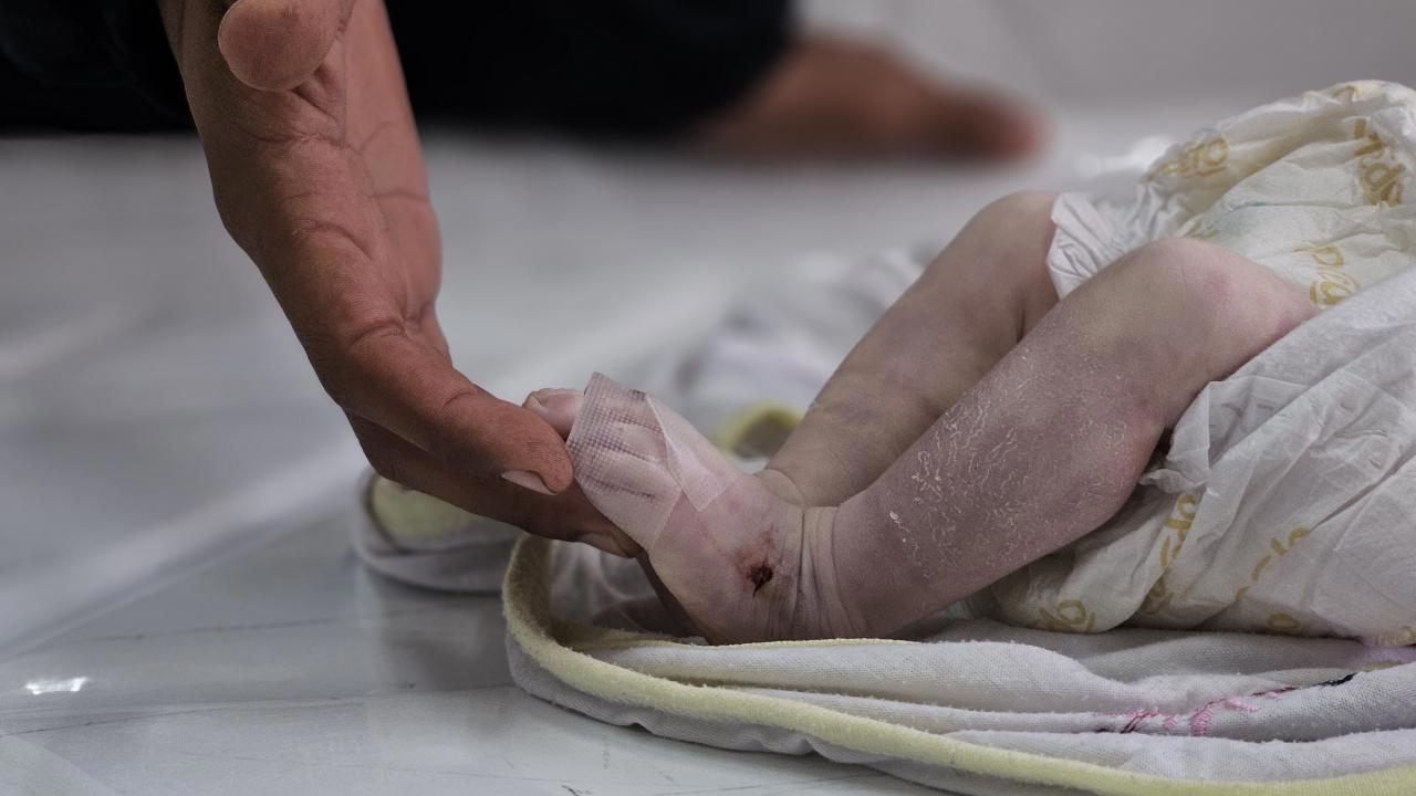 Gazze'de Aileler, Soğuktan Korumak İçin Çocuklarına Nöbet Tutan